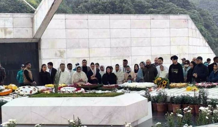 খালেদা জিয়ার কবর জিয়ারত করলেন পরিবারের সদস্যরা