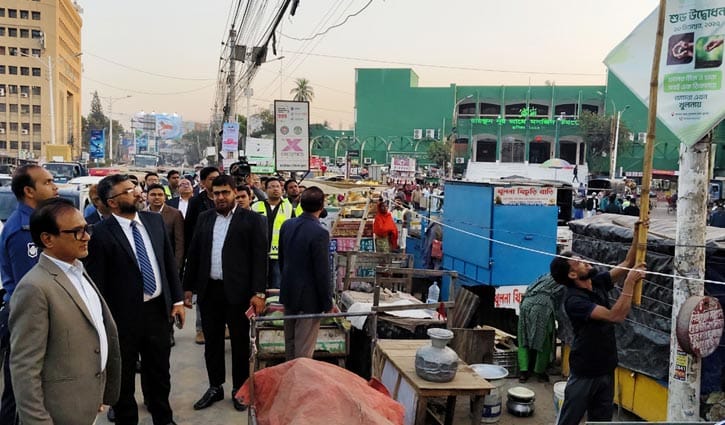 খুলনায় পোস্টার, প্যানা ও বিল বোর্ড অপসারণে মাঠে প্রশাসন