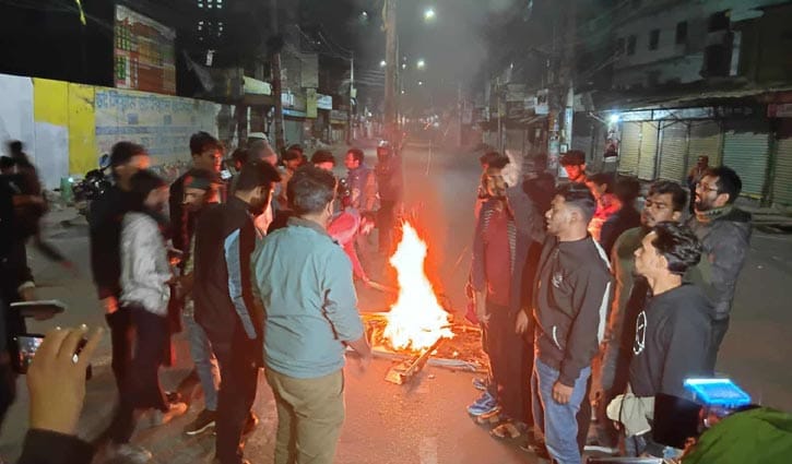 খুলনায় প্রথম আলো অফিসে হামলা, সাইনবোর্ডে আগুন