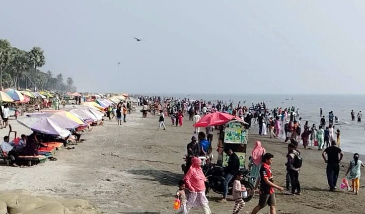 পর্যটকে টইটম্বুর কুয়াকাটা