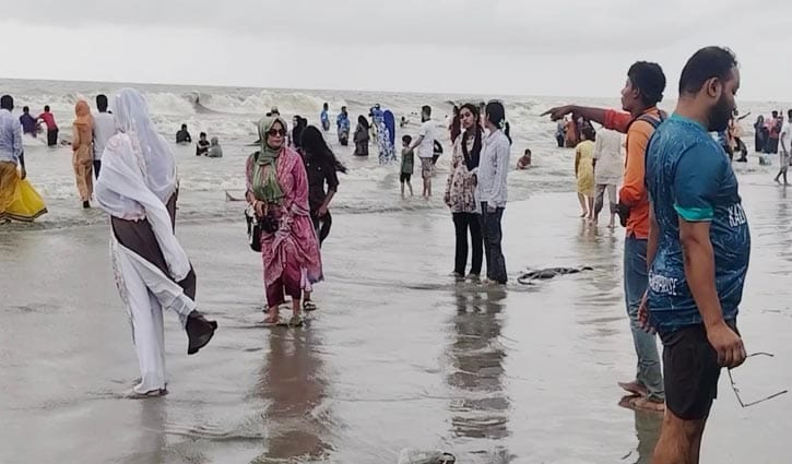 বিজয় দিবসের ছুটিতে মুখরিত কুয়াকাটা