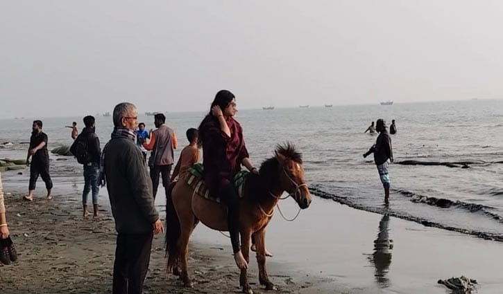 নতুন বছরকে স্বাগত জানাতে কুয়াকাটায় হাজারো পর্যটক 