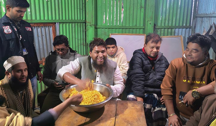 ফরিদপুর-৪: ঝালমুড়ি বানিয়ে ভোটারদের খাওয়ালেন এমপি প্রার্থী 