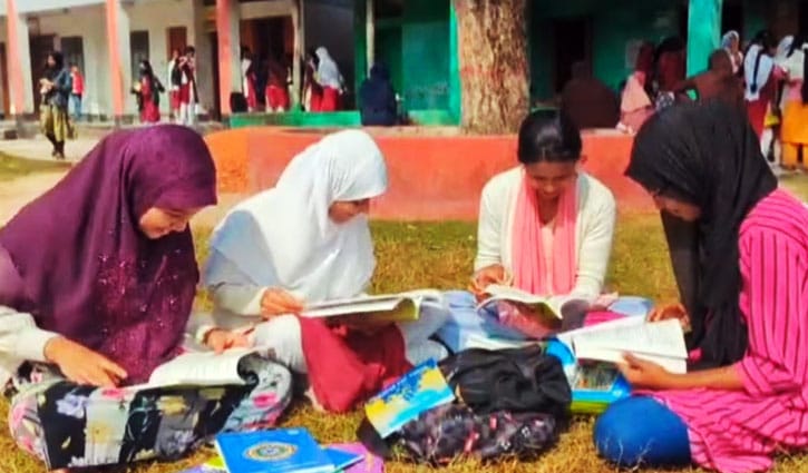 পটুয়াখালীতে ৪ লাখ ২১ হাজার শিক্ষার্থী পেল নতুন বই