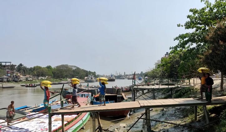 শীতের প্রভাব নওয়াপাড়া নদীবন্দরে