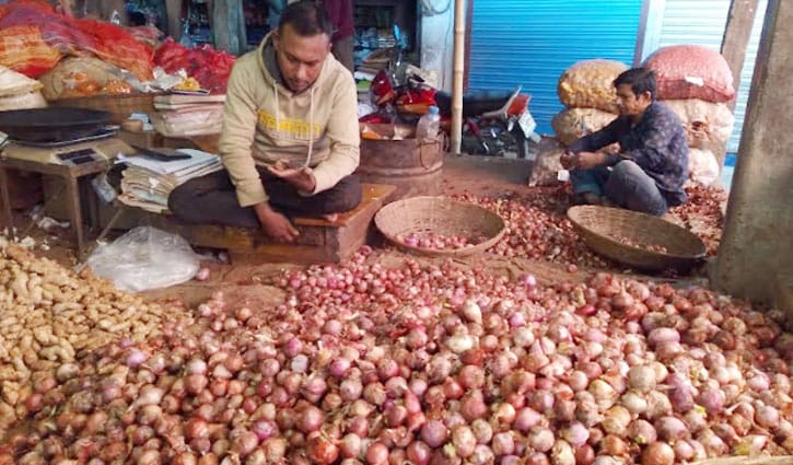 হিলি বন্দরে পেঁয়াজের কেজি ৩০ টাকা