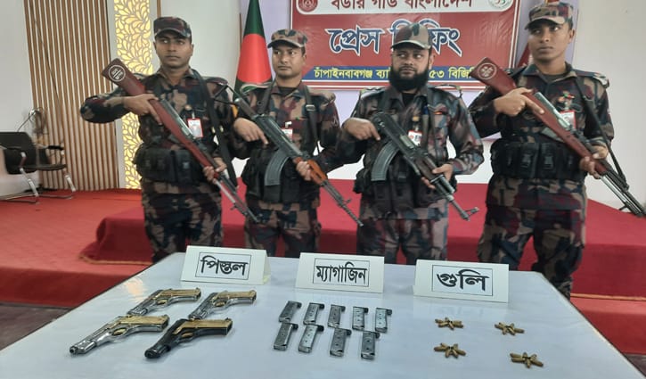 রাস্তায় পড়ে যাওয়া ব্যাগে মিলল ৪টি বিদেশি পিস্তল রাস্তায় পড়ে যাওয়া ব্যাগে মিলল ৪টি বিদেশি পিস্তল