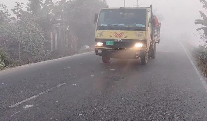 পটুয়াখালীতে হেডলাইট জ্বলিয়ে সড়কে চলছে যানবাহন