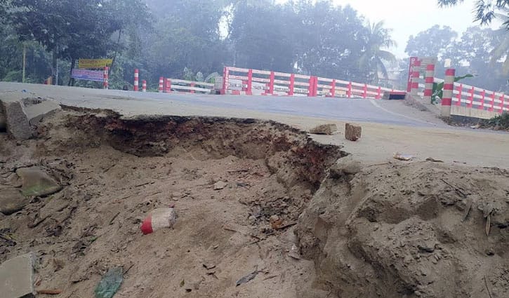 সড়ক ধসে বড় গর্ত, বড় দুর্ঘটনার আশঙ্কা
