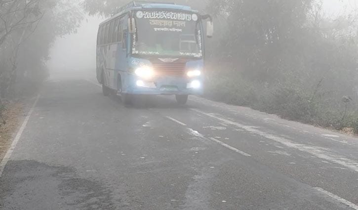 পটুয়াখালীতে গুঁড়ি গুঁড়ি বৃষ্টির মতো ঝরছে কুয়াশা