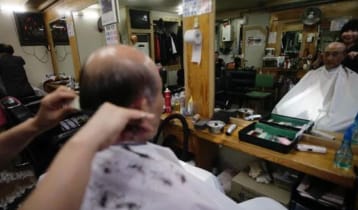 টাক পড়া পুরুষদের পাশে দক্ষিণ কোরিয়ার প্রেসিডেন্ট