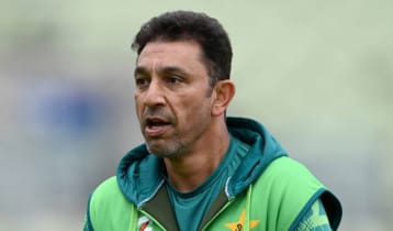 পাকিস্তান টেস্ট দলের দায়িত্ব ছাড়লেন আজহার