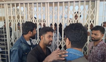 চবি উপ-উপাচার্যের মন্তব্যকে ঘিরে প্রশাসনিক ভবনে তালা চবি উপ-উপাচার্যের মন্তব্যকে ঘিরে প্রশাসনিক ভবনে তালা