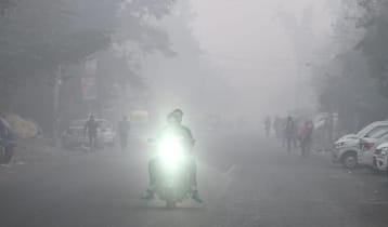 দিল্লিতে ভয়াবহ দূষণ, ঘন ধোঁয়াশায় ঢেকে গেছে শহর