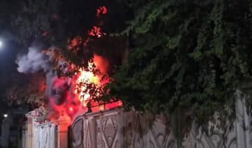 বান্দরবানে সাবেক মন্ত্রীর বাড়িতে আগুন দিল বিক্ষুব্ধ জনতা