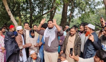 নেতা এক দিন টাকা নিয়ে ভোটারদের পিছনে ঘোরে, ৫ বছর ঘোরায়