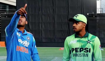 আইসিসির নির্দেশ উপেক্ষা করে যুবা ক্রিকেটেও হাত মেলাল না ভারতের অধিনায়ক আইসিসির নির্দেশ উপেক্ষা করে যুবা ক্রিকেটেও হাত মেলাল না ভারতের অধিনায়ক