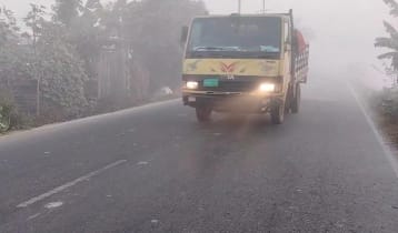 পটুয়াখালীতে হেডলাইট জ্বলিয়ে সড়কে চলছে যানবাহন