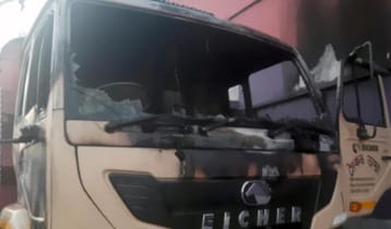 দিনাজপুরে ধান বোঝাই ট্রাকে আগুন, হেলপার দগ্ধ