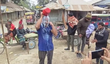 দুধ দিয়ে গোসল করে বিএনপি নেতার পদত্যাগ দুধ দিয়ে গোসল করে বিএনপি নেতার পদত্যাগ