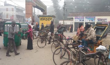 সিরাজগঞ্জে বৃষ্টির মতো ঝরছে কুয়াশা