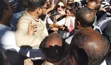 বুদ্ধিজীবী দিবসে শ্রদ্ধা জানাতে গিয়ে বিএনপির দুপক্ষের হাতাহাতি বুদ্ধিজীবী দিবসে শ্রদ্ধা জানাতে গিয়ে বিএনপির দুপক্ষের হাতাহাতি