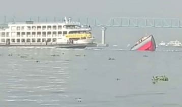 বুড়িগঙ্গায় লঞ্চের ধাক্কায় ডুবল বাল্কহেড