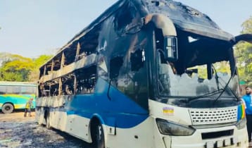 কক্সবাজারে দাঁড়িয়ে থাকা বাসে আগুন