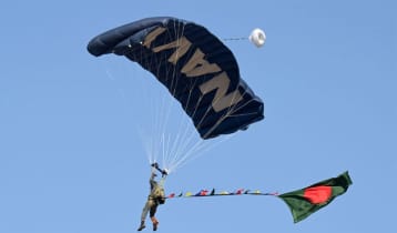 ১২ হাজার ফুট উচ্চতা থেকে নৌসদস্যদের প্যারা জাম্প 