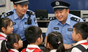 ‘পুলিশ আঙ্কেল আমাদের ঝগড়া মিটিয়ে দিন’ ‘পুলিশ আঙ্কেল আমাদের ঝগড়া মিটিয়ে দিন’