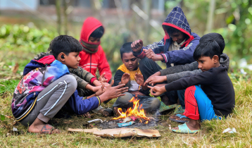 শীতে কাবু ফরিদপুর, খড়কুটো জ্বালিয়ে উষ্ণতা খুঁজছে মানুষ