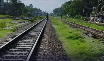 হেডফোন কানে রেললাইনে, ট্রেনে কাটা পড়ে প্রাণ গেল যুবকের