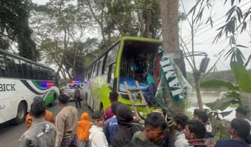 মাদারীপুরে নিয়ন্ত্রণ হারিয়ে গাছের সঙ্গে বাসের ধাক্কা