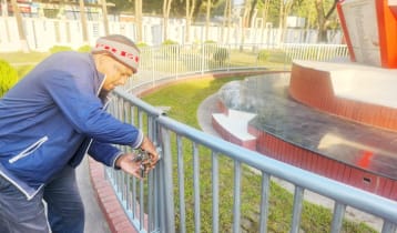 স্মৃতিসৌধে তালা, ফুল দিতে গিয়ে ক্ষুব্ধ সাংবাদিক