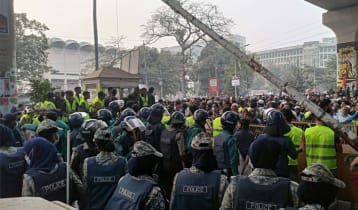 হাদির দাফনের পর শাহবাগে জনস্রোত