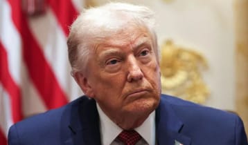 ভেনেজুয়েলায় যাতায়াত করা তেল ট্যাংকার অবরোধের নির্দেশ ট্রাম্পের