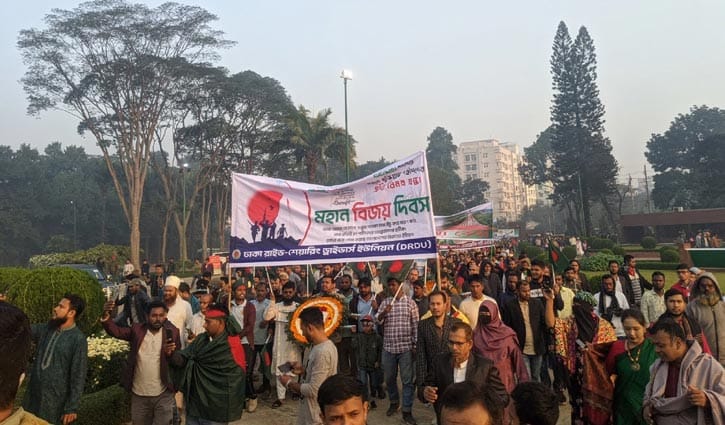 জাতীয় স্মৃতিসৌধে জনতার ঢল