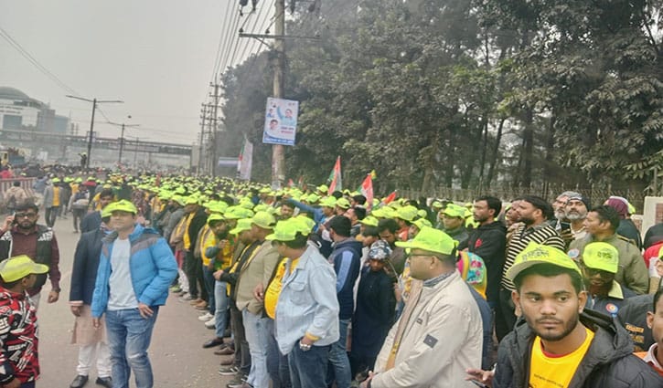 তারেক রহমানের আগমন: স্মৃতিসৌধে বিএনপি নেতাকর্মীদের ভিড়