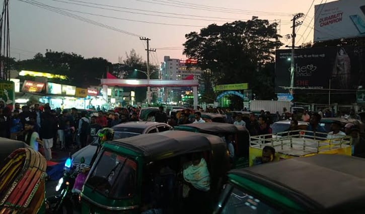 হাদি হত্যার বিচার দাবিতে সিলেটে অবরোধ, আটকা পড়ে বিপিএলের টিম বাস