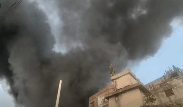 ইসলামবাগে ভবনে আগুন, নিয়ন্ত্রণে কাজ করছে ফায়ার সার্ভিসের ১১ ইউনিট