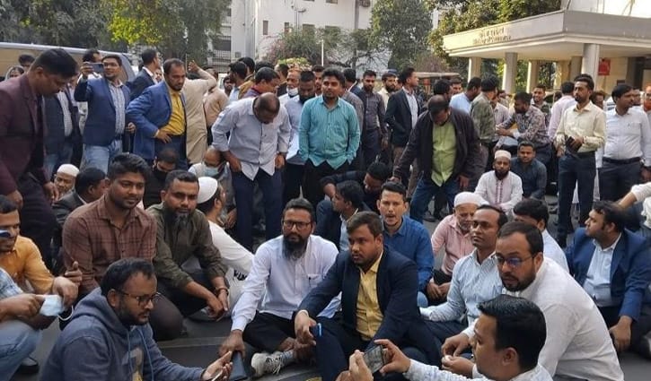 আন্দোলনের জেরে সচিবালয়ের ১৪ কর্মচারী সাসপেন্ড