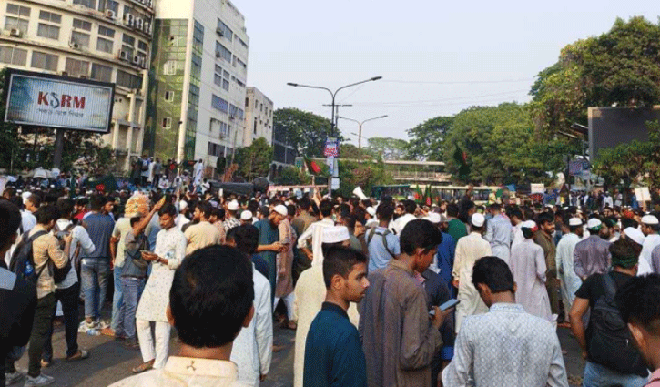 শাহবাগে বিক্ষোভ চলছে