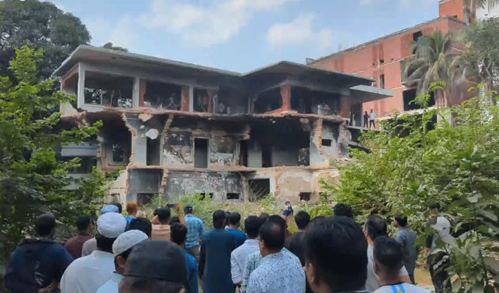 সকালে ধানমন্ডি ৩২ নম্বরে পুনরায় ভাঙচুর