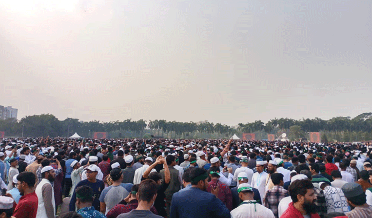 সংসদ ভবনের দক্ষিণ প্লাজায় হাদির মরদেহ