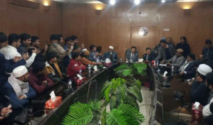 আন্দোলনের মুখে রাবির ৬ ডিনের পদত্যাগ 