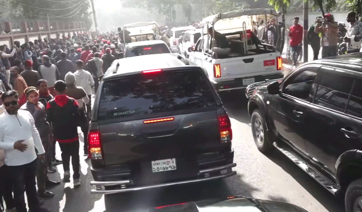 হাদির কবর জিয়ারত করতে ঢাবিতে তারেক রহমান