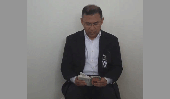 মায়ের পাশে বসে দোয়া পাঠ করছেন তারেক রহমান