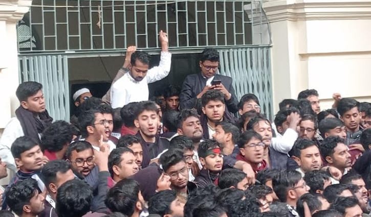 জকসু নির্বাচন স্থগিত: উপাচার্য ভবনের তালা ভেঙে শিক্ষার্থীদের বিক্ষোভ 