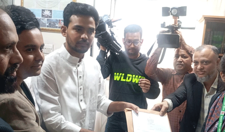 ঢাকা-১০ আসনের মনোনয়ন ফরম তুললেন আসিফ মাহমুদ