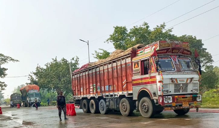 ভোমরা স্থলবন্দরে আমদানি কমেছে, বেড়েছে রপ্তানি